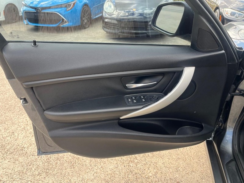 BMW 320i Vehicle Full-screen Gallery Image 12