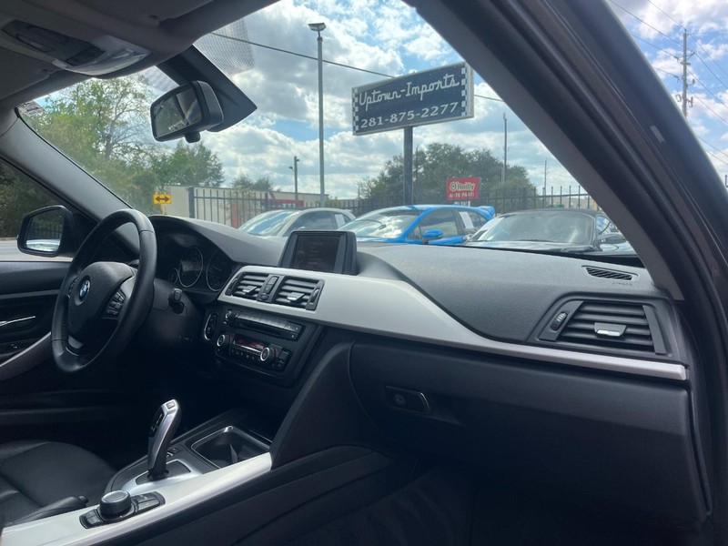 BMW 320i Vehicle Full-screen Gallery Image 13