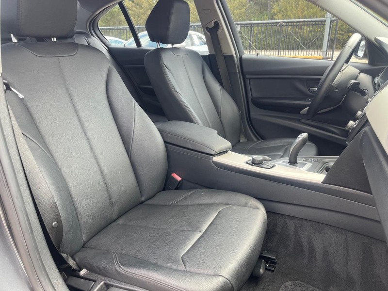 BMW 320i Vehicle Full-screen Gallery Image 14