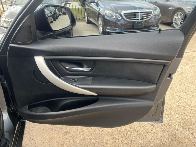 BMW 320i Vehicle Full-screen Gallery Image 15