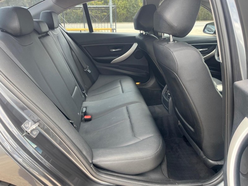 BMW 320i Vehicle Full-screen Gallery Image 16