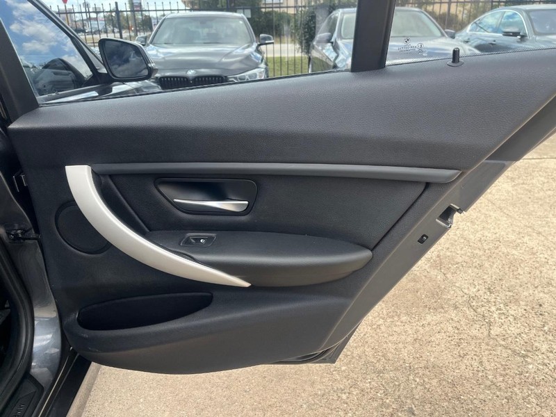 BMW 320i Vehicle Full-screen Gallery Image 17