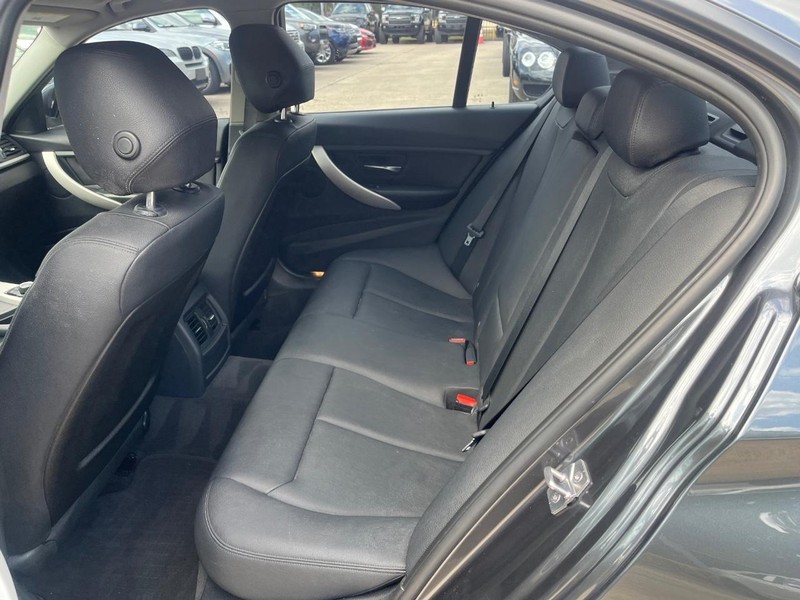 BMW 320i Vehicle Full-screen Gallery Image 18