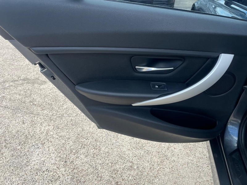 BMW 320i Vehicle Full-screen Gallery Image 19