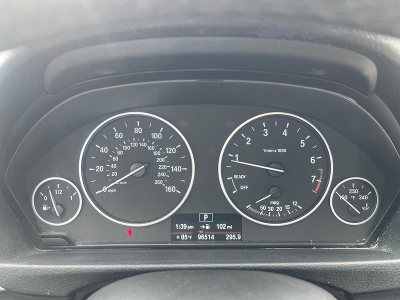 BMW 320i Vehicle Full-screen Gallery Image 21