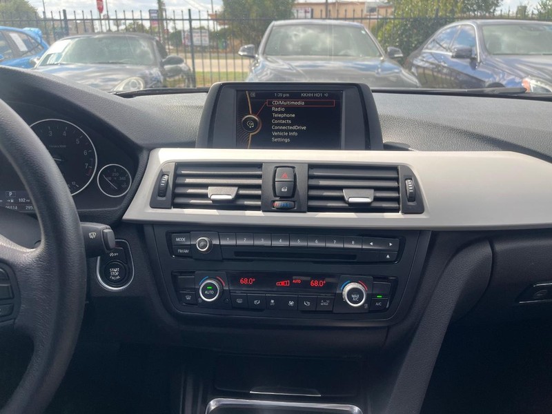 BMW 320i Vehicle Full-screen Gallery Image 22