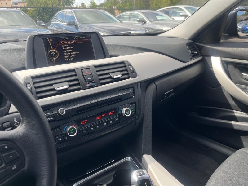 BMW 320i Vehicle Full-screen Gallery Image 23