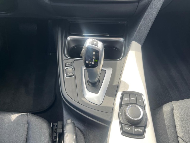 BMW 320i Vehicle Full-screen Gallery Image 24