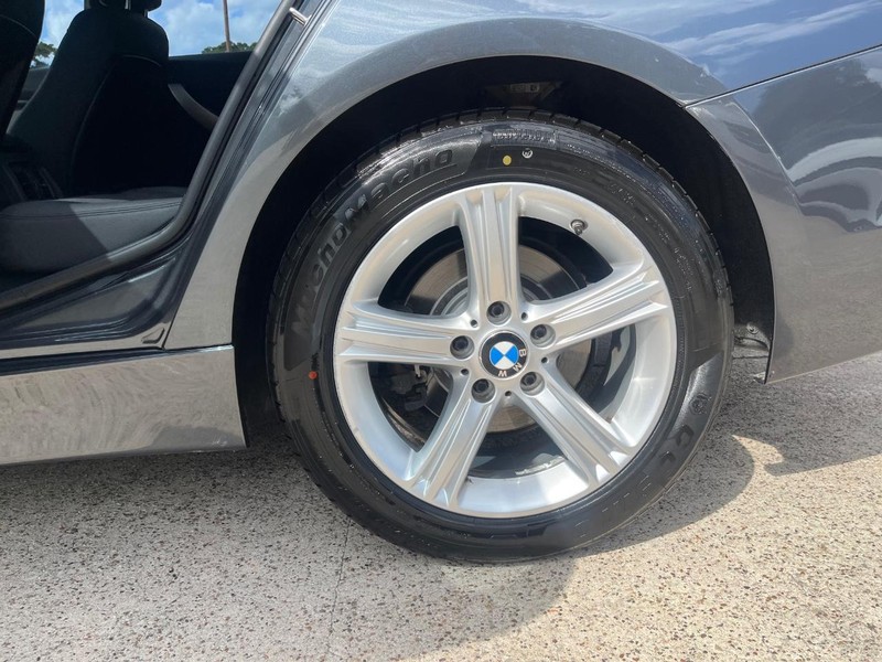 BMW 320i Vehicle Full-screen Gallery Image 25