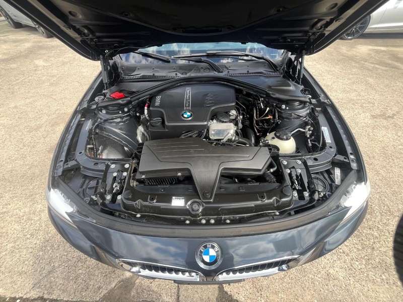 BMW 320i Vehicle Full-screen Gallery Image 26