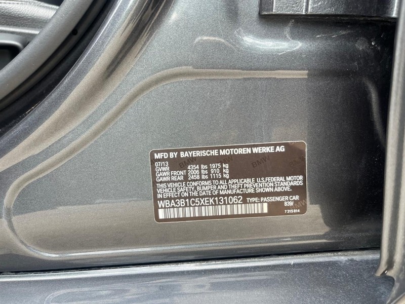 BMW 320i Vehicle Full-screen Gallery Image 27