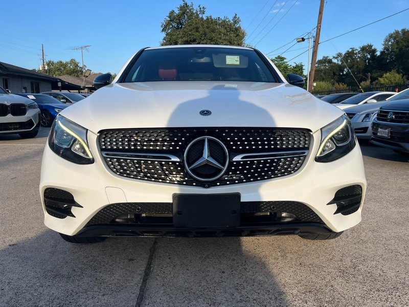 Mercedes-Benz GLC 300 Vehicle Full-screen Gallery Image 02