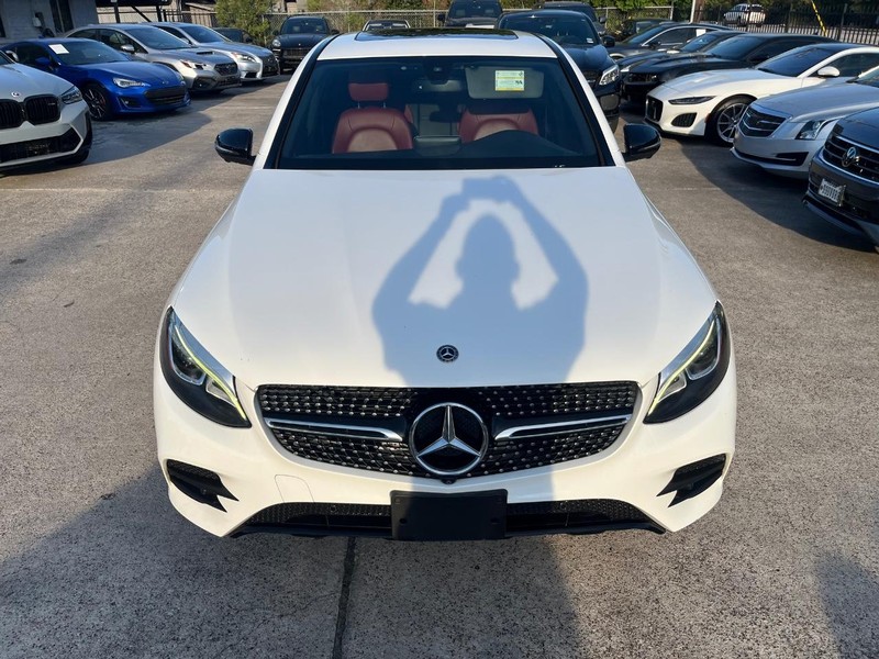 Mercedes-Benz GLC 300 Vehicle Full-screen Gallery Image 03