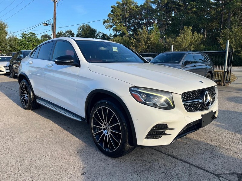 Mercedes-Benz GLC 300 Vehicle Full-screen Gallery Image 04