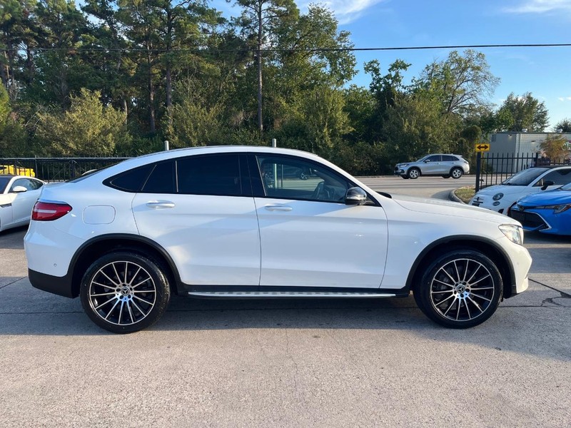 Mercedes-Benz GLC 300 Vehicle Full-screen Gallery Image 05