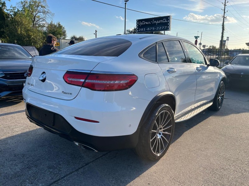 Mercedes-Benz GLC 300 Vehicle Full-screen Gallery Image 06