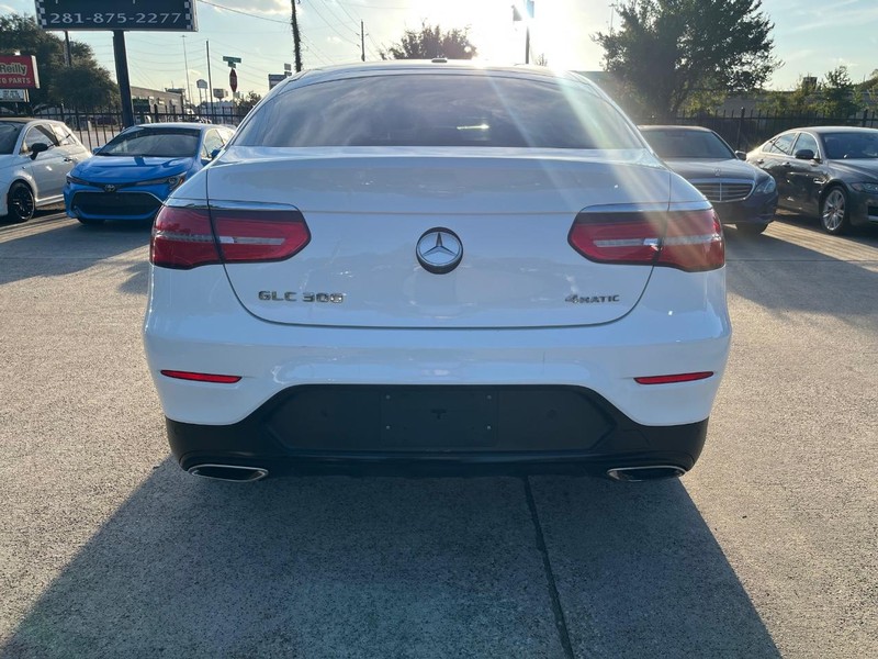 Mercedes-Benz GLC 300 Vehicle Full-screen Gallery Image 07