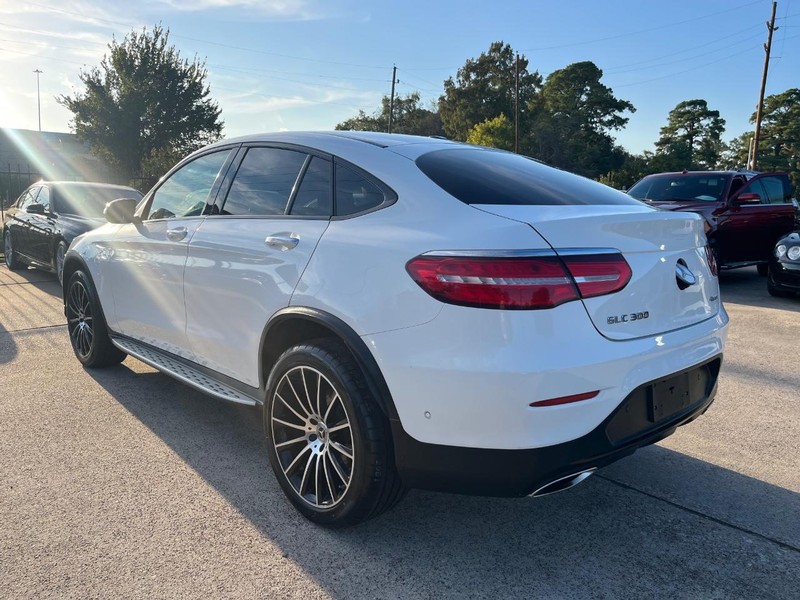 Mercedes-Benz GLC 300 Vehicle Full-screen Gallery Image 08
