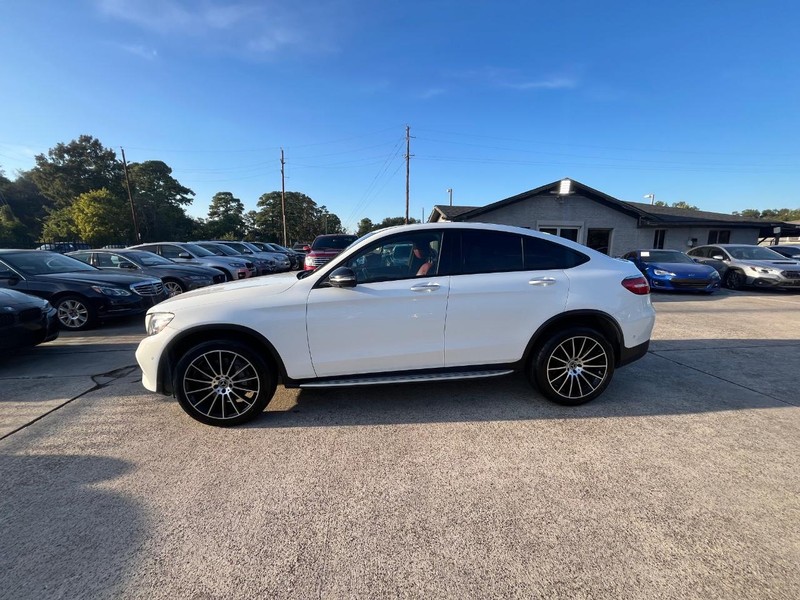 Mercedes-Benz GLC 300 Vehicle Full-screen Gallery Image 09