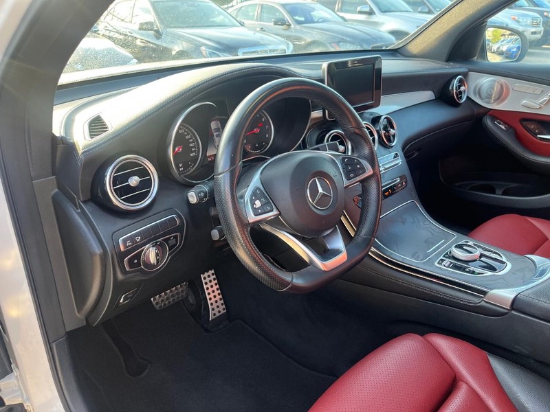 Mercedes-Benz GLC 300 Vehicle Full-screen Gallery Image 10