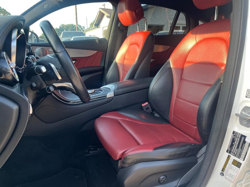 Mercedes-Benz GLC 300 Vehicle Full-screen Gallery Image 11