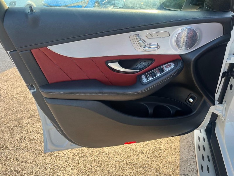 Mercedes-Benz GLC 300 Vehicle Full-screen Gallery Image 12