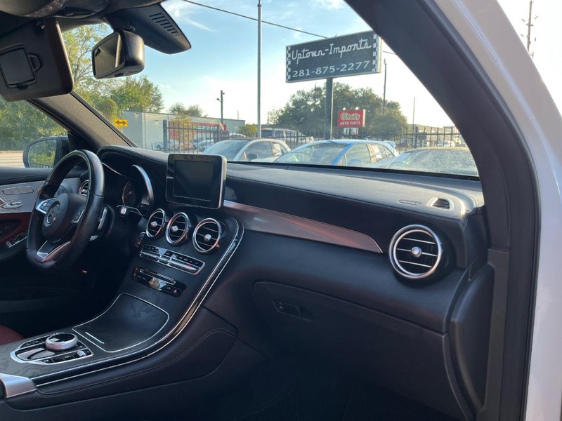 Mercedes-Benz GLC 300 Vehicle Full-screen Gallery Image 13