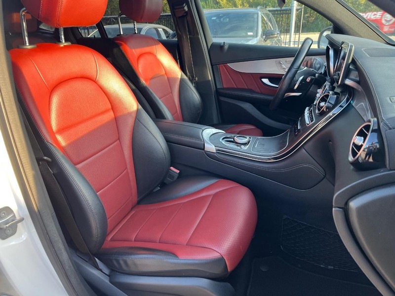 Mercedes-Benz GLC 300 Vehicle Full-screen Gallery Image 14