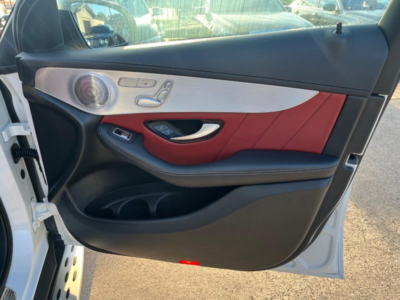 Mercedes-Benz GLC 300 Vehicle Full-screen Gallery Image 15