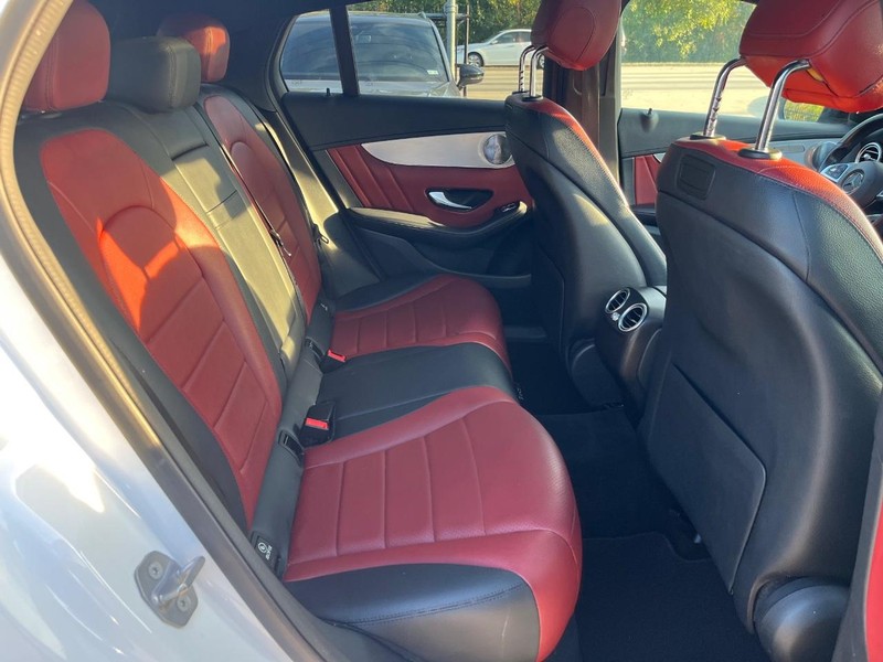 Mercedes-Benz GLC 300 Vehicle Full-screen Gallery Image 16