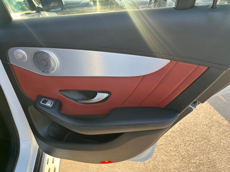 Mercedes-Benz GLC 300 Vehicle Full-screen Gallery Image 17