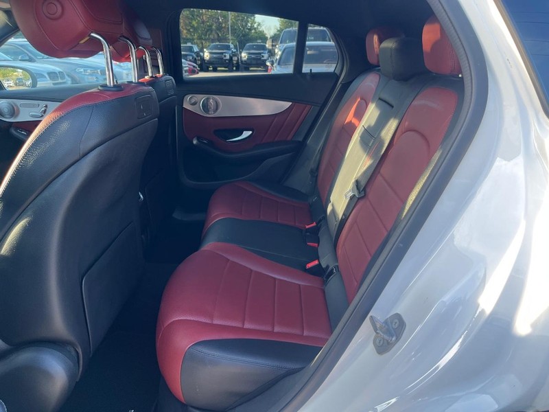 Mercedes-Benz GLC 300 Vehicle Full-screen Gallery Image 18