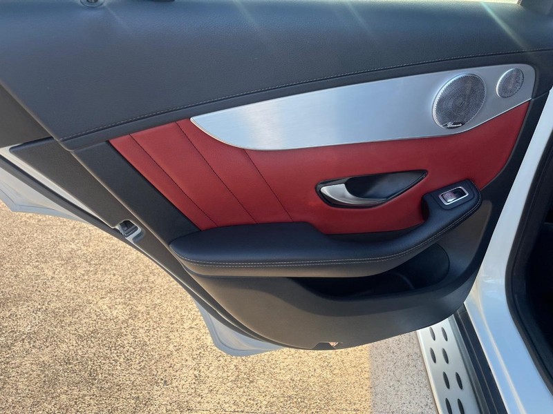 Mercedes-Benz GLC 300 Vehicle Full-screen Gallery Image 19