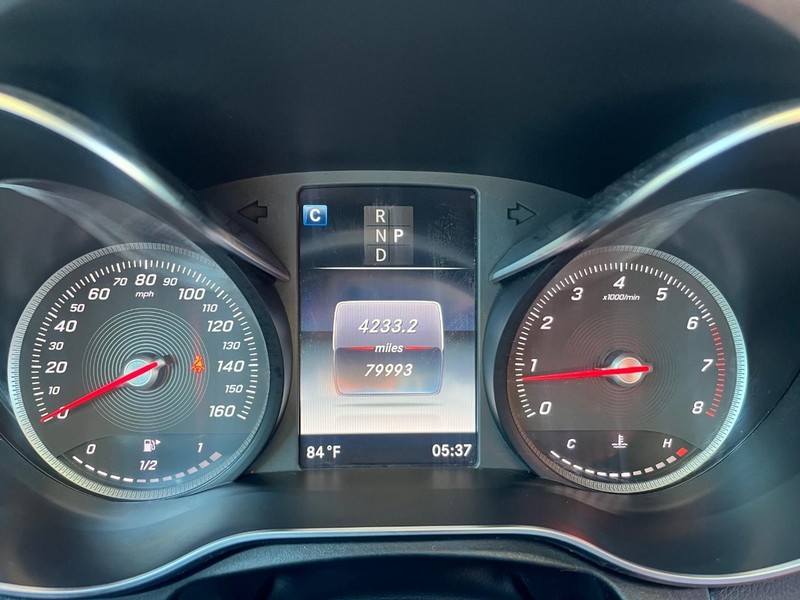 Mercedes-Benz GLC 300 Vehicle Full-screen Gallery Image 21