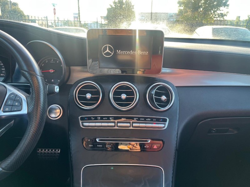 Mercedes-Benz GLC 300 Vehicle Full-screen Gallery Image 22
