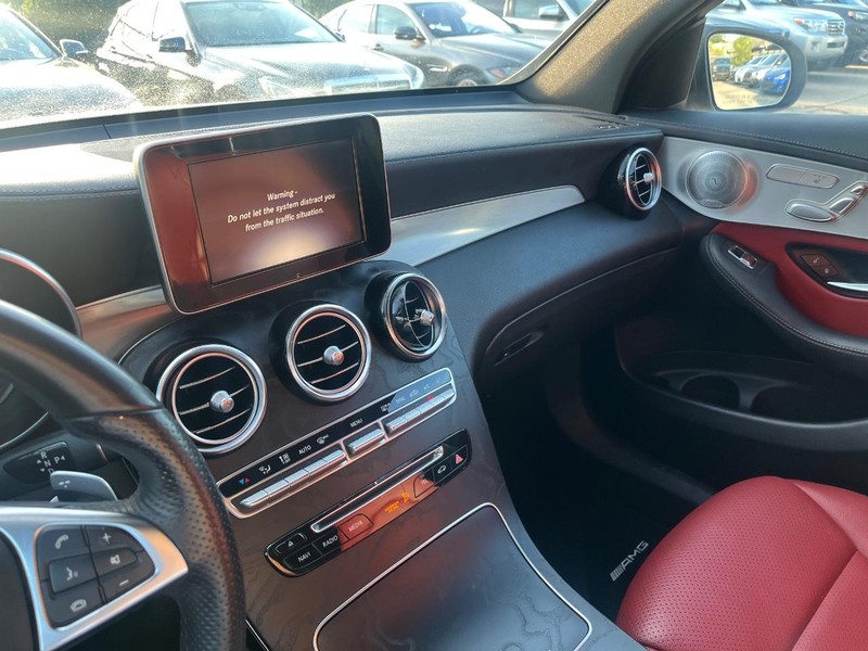 Mercedes-Benz GLC 300 Vehicle Full-screen Gallery Image 23