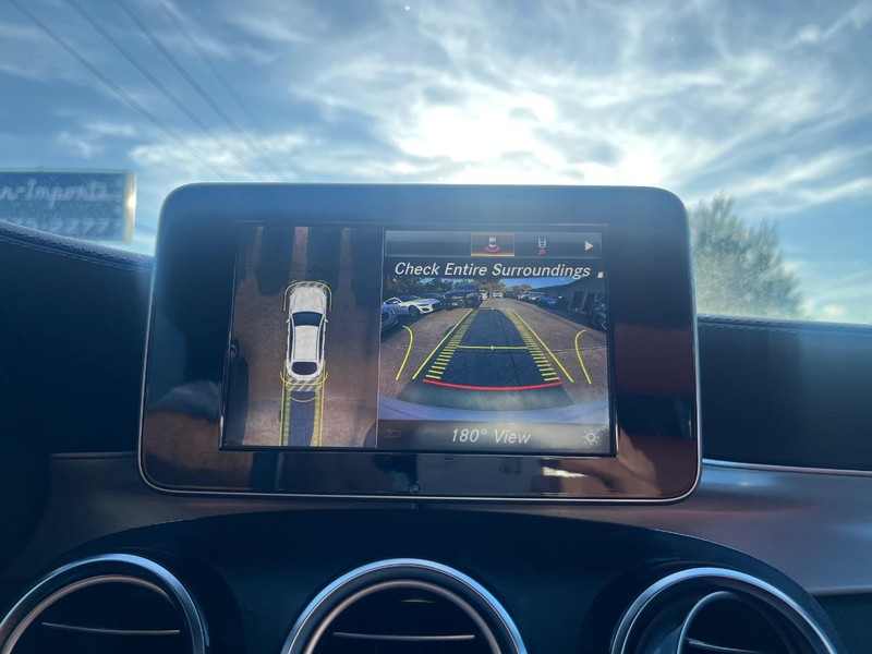 Mercedes-Benz GLC 300 Vehicle Full-screen Gallery Image 24