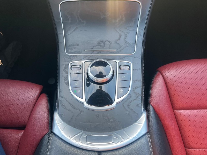 Mercedes-Benz GLC 300 Vehicle Full-screen Gallery Image 25