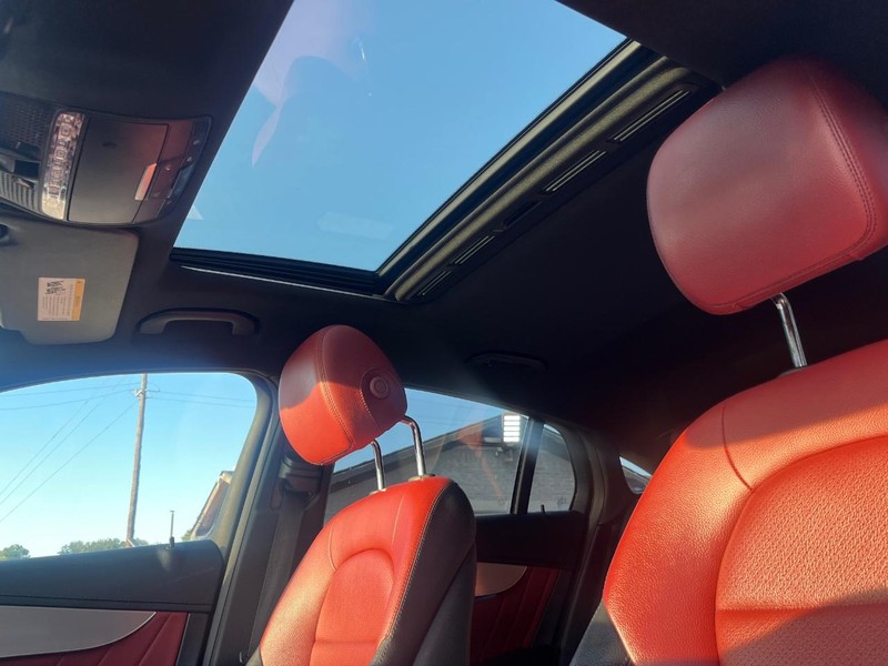 Mercedes-Benz GLC 300 Vehicle Full-screen Gallery Image 26