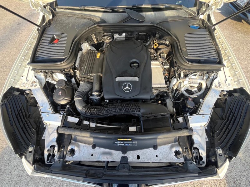 Mercedes-Benz GLC 300 Vehicle Full-screen Gallery Image 27