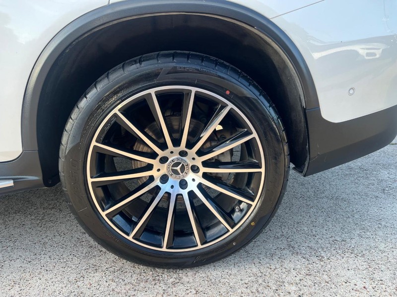 Mercedes-Benz GLC 300 Vehicle Full-screen Gallery Image 28