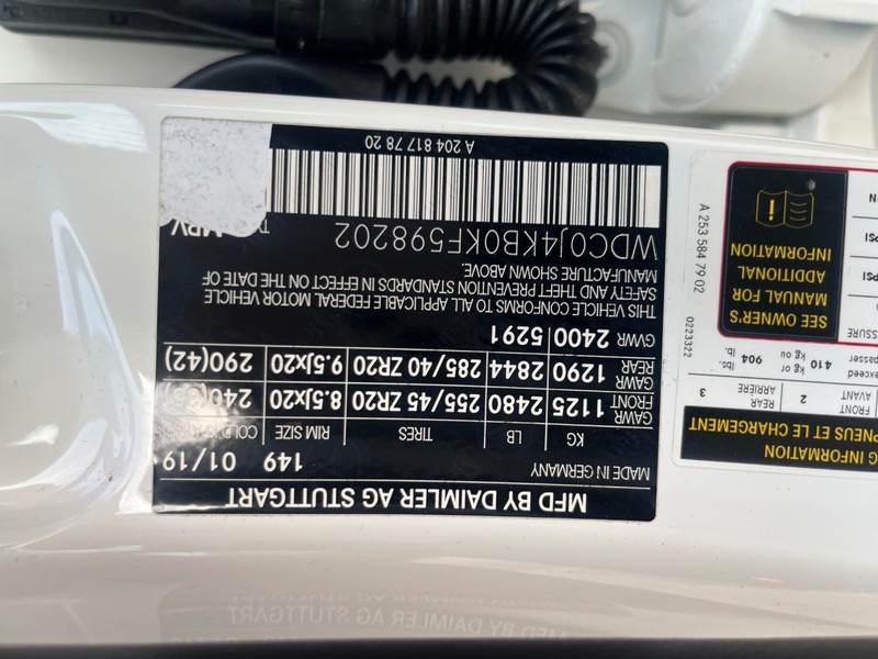 Mercedes-Benz GLC 300 Vehicle Full-screen Gallery Image 29