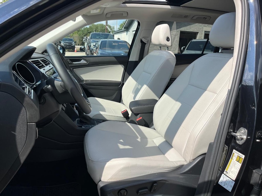 Volkswagen Tiguan Vehicle Full-screen Gallery Image 11