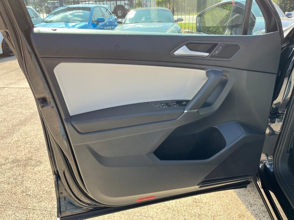 Volkswagen Tiguan Vehicle Full-screen Gallery Image 12