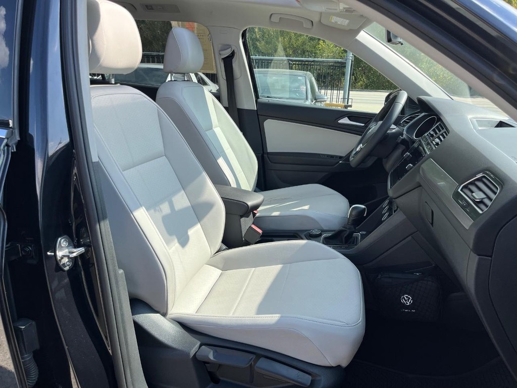 Volkswagen Tiguan Vehicle Full-screen Gallery Image 14