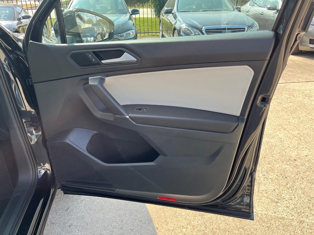 Volkswagen Tiguan Vehicle Full-screen Gallery Image 15