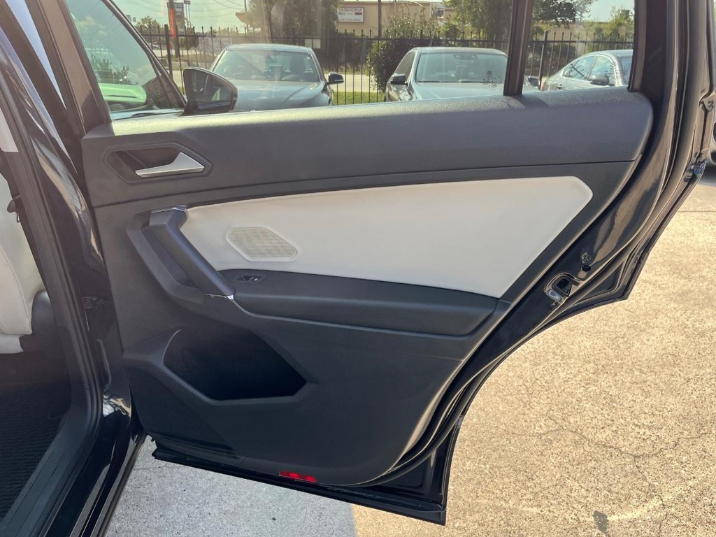 Volkswagen Tiguan Vehicle Full-screen Gallery Image 17