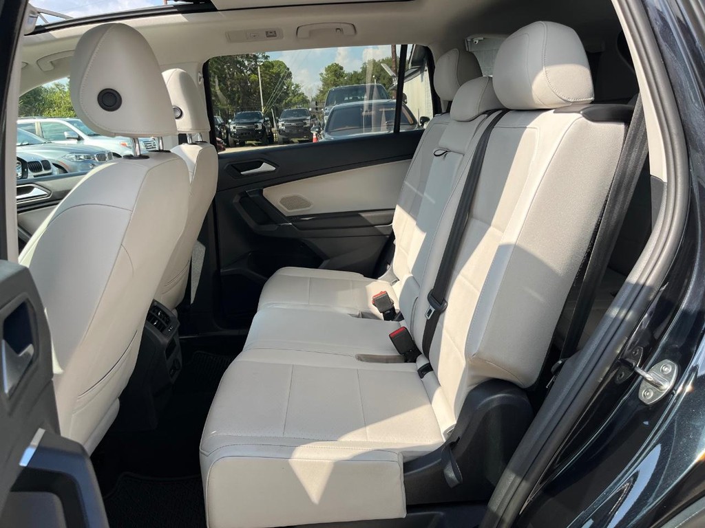 Volkswagen Tiguan Vehicle Full-screen Gallery Image 18