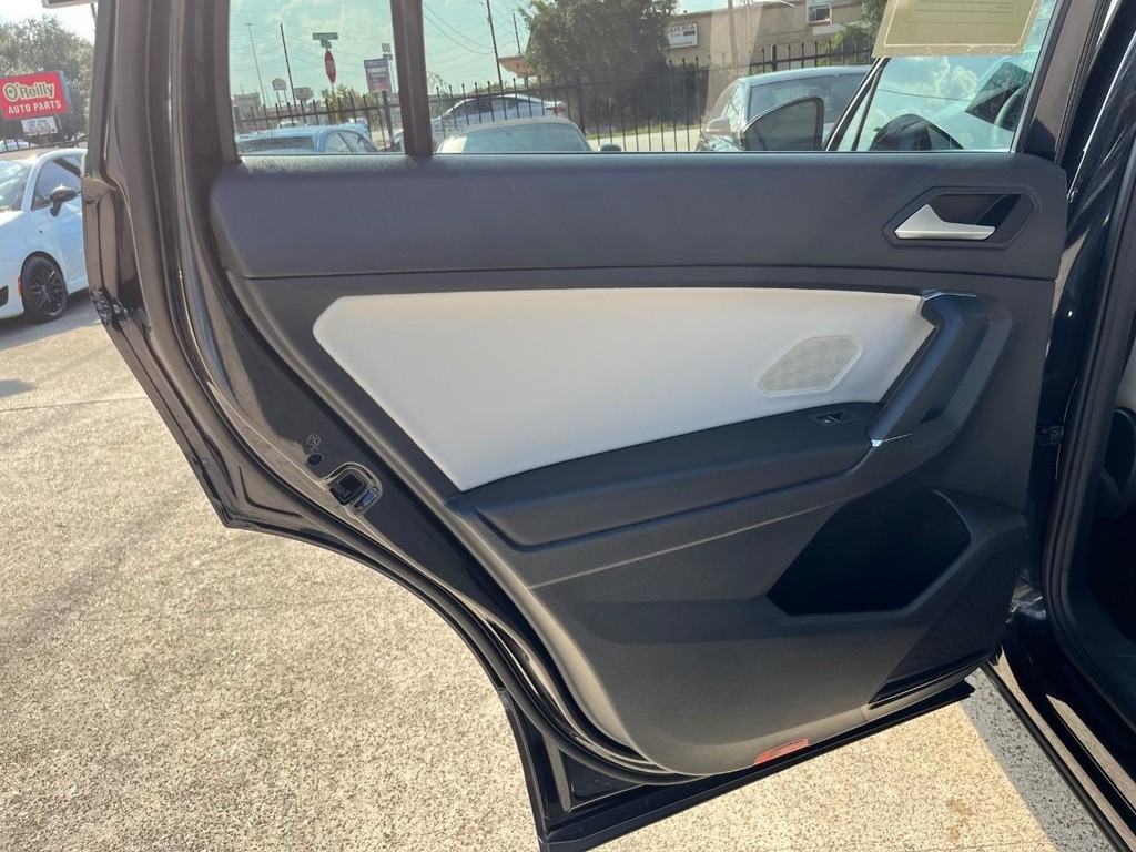 Volkswagen Tiguan Vehicle Full-screen Gallery Image 19