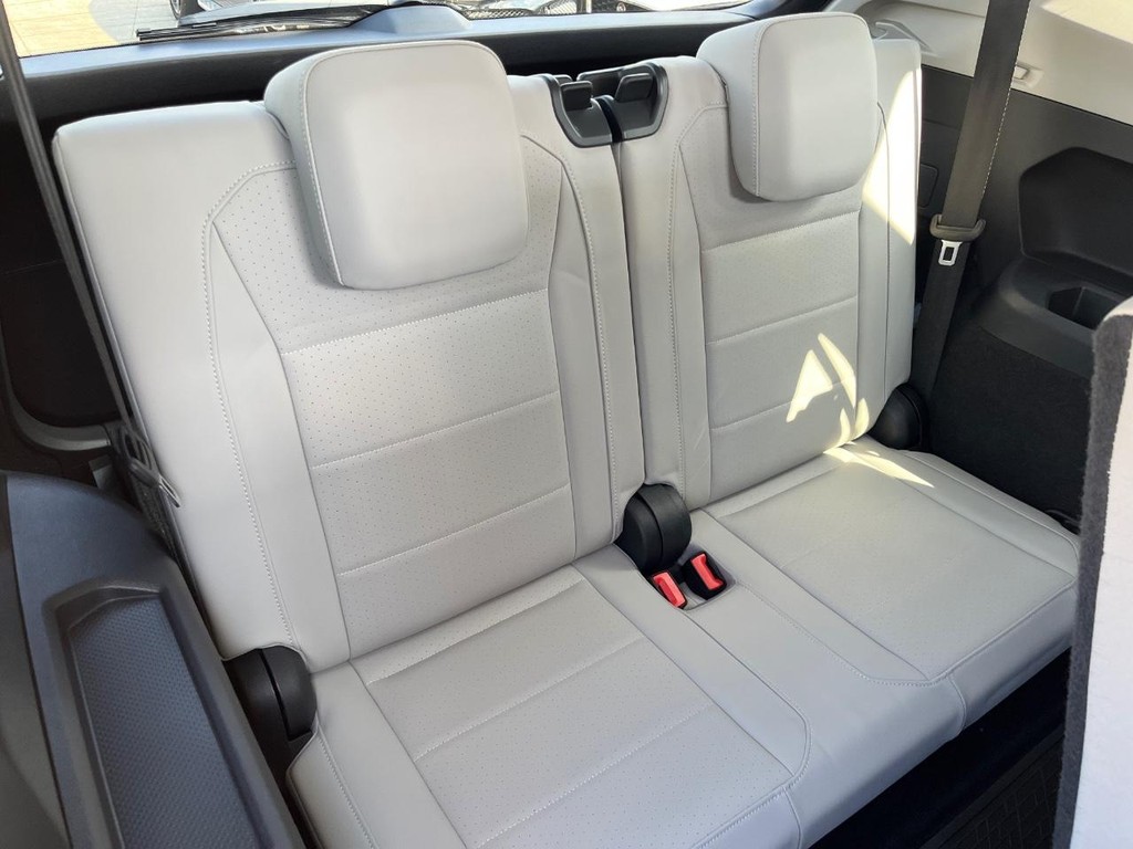 Volkswagen Tiguan Vehicle Full-screen Gallery Image 20